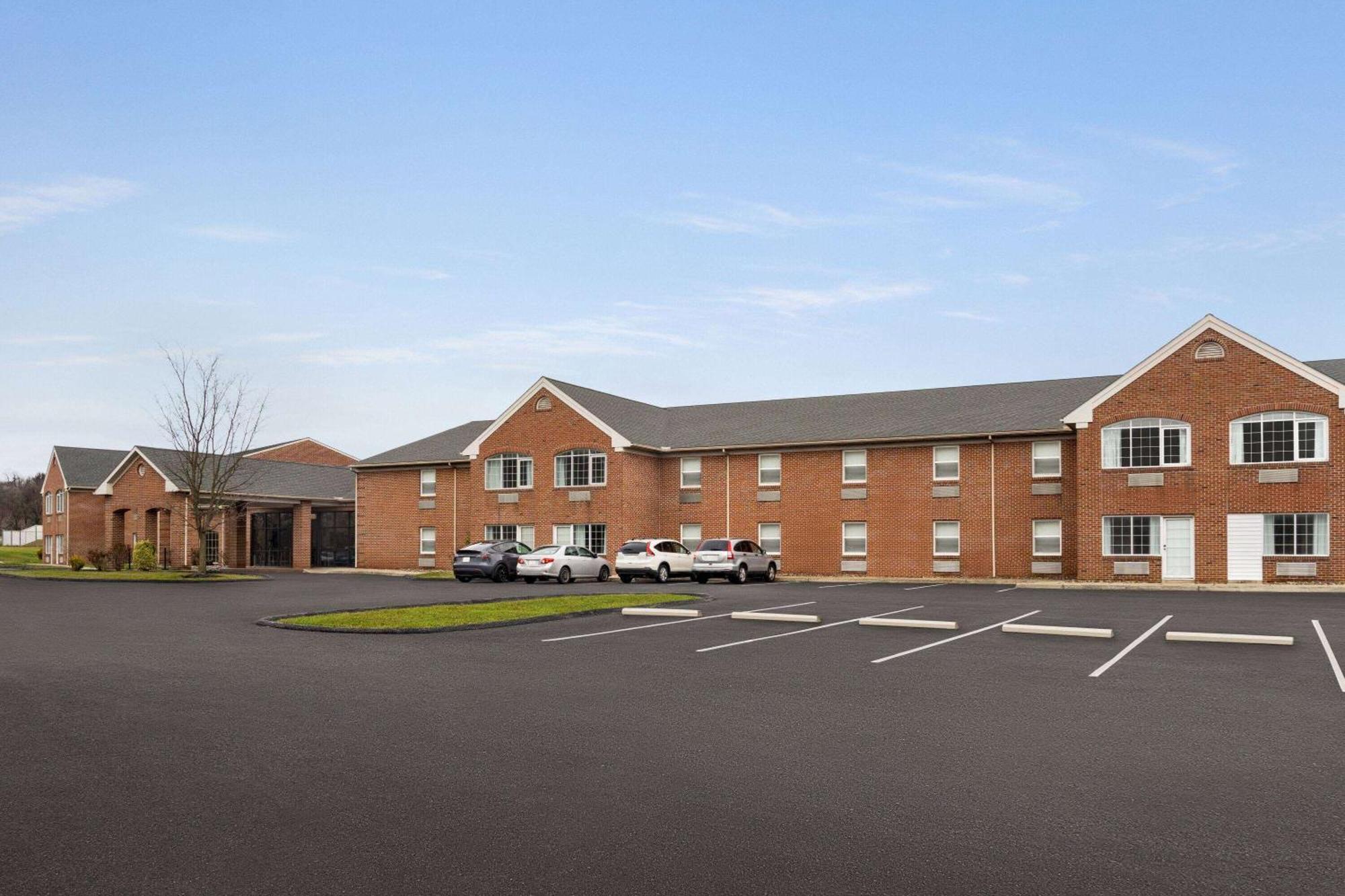 Days Inn & Suites By Wyndham Lancaster Amish Country Mountville Экстерьер фото